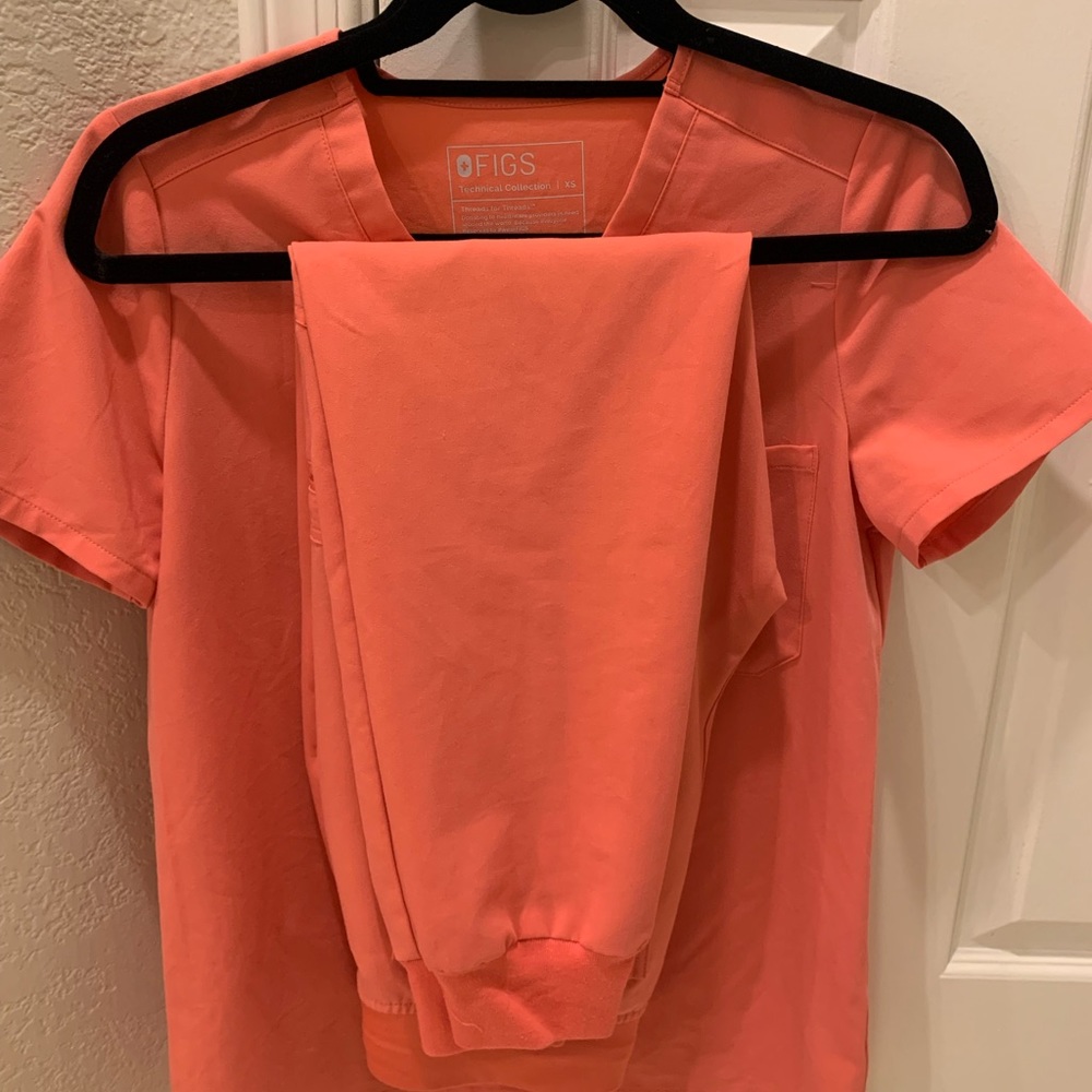 FIGS Coral scrubs